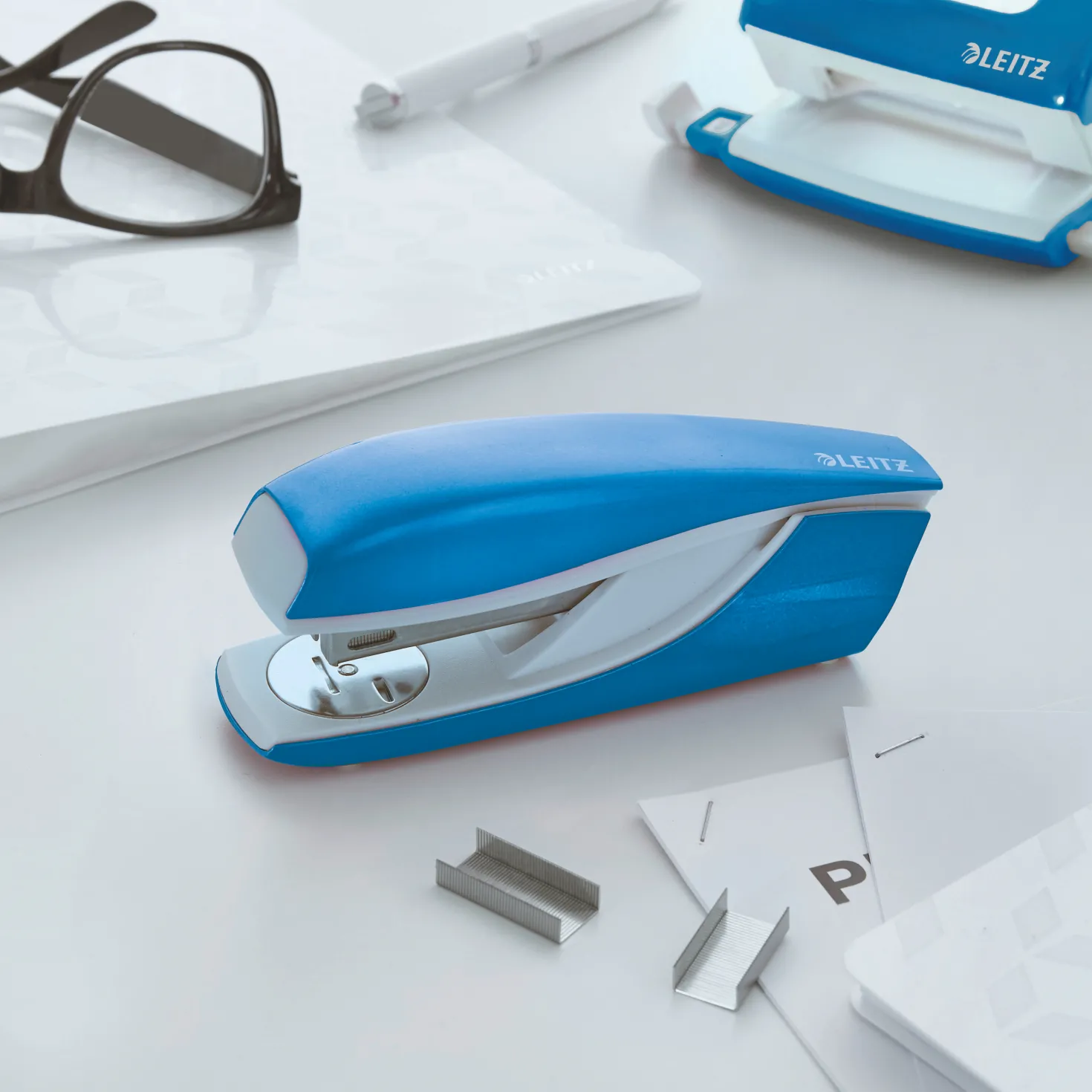 Häftapparat Leitz WOW 5502, blå, P3-klamrar