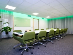 Konferensbord Lotus Madrid Båtformat, 4200x1200/800 mm, ljus ek, svart