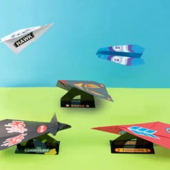 Pysselset Playbox Pappersflygplan med stickers
